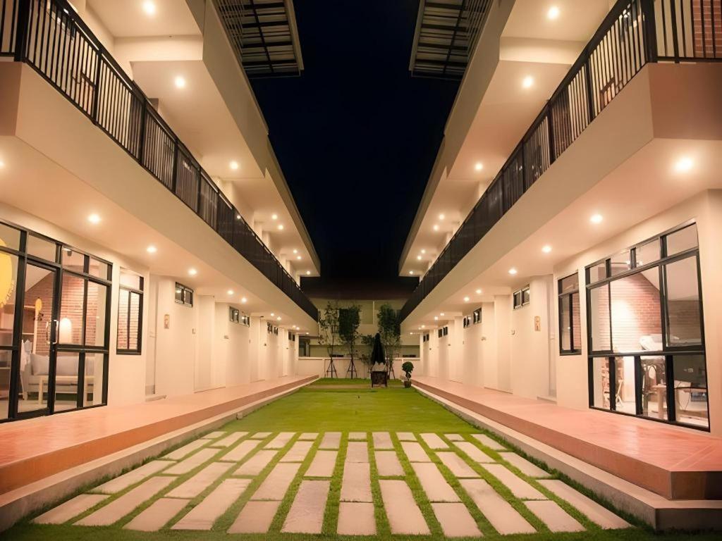 Yellow Moon Hotel Pattaya Exterior foto